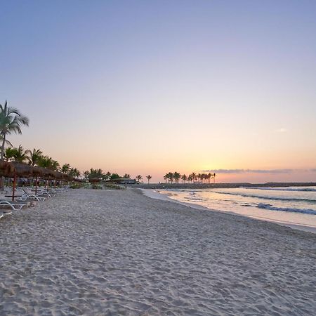 Salalah Rotana Resort Zewnętrze zdjęcie Sunset at the beach